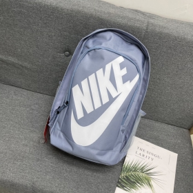 Голубой рюкзак выполнен из плотного полиэстера с логотипом Nike