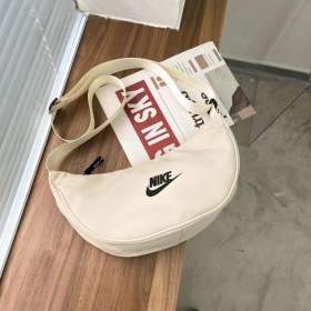 Молочная сумка багет через плечо с логотипом Nike 
