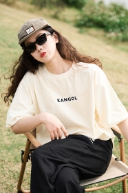 Хлопковая оверсайз футболка бренда Kangol бежевого цвета