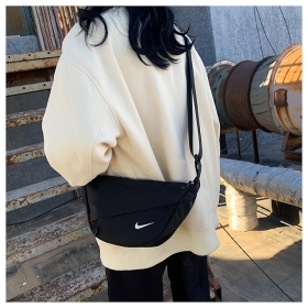 Классическая женская сумка Nike чёрная через плечо   