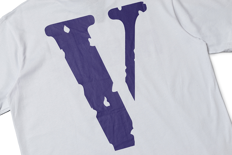 Белая футболка VLONE с фиолетовым логотипом
