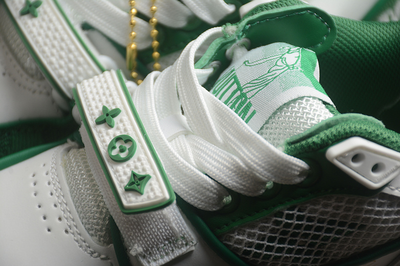 Зелёные дышащие кроссовки Louis Vuitton оснащены ремешком на липучке