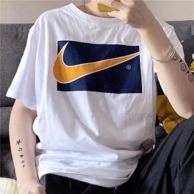 Футболка с чине-жёлтым принтом на гурди от бренда Nike - белая. 