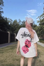 Белая футболка Stussy свободного кроя с розовым принтом на спине