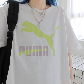 Белая оверсайз футболка с надписью и неоновым лого Puma