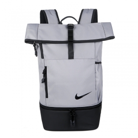 Серы рюкзак с чёрным логотипом Nike со скученным верхом 