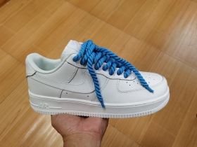 Белые кроссовки Air Force шнурки синяя веревка