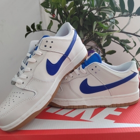 Белые кроссовки с синим язычком и логотипом Nike SB