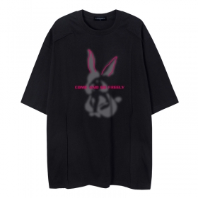 С принтом - кролик и декоративной строчкой чёрная футболка SUCKMY