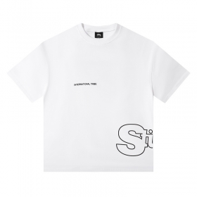 Белая футболка с логотипом бренда Stussy выполнена из хлопка