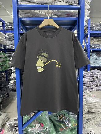 Travis Scott футболка графитового цвета с принтом на груди