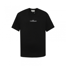 Черная футболка Maison Margiela с вышитой надписью на груди