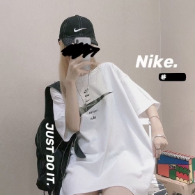 Футболка Nike белая свободного кроя, на груди серый логотип