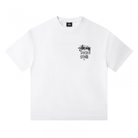 Белого цвета футболка с надписью бренда STUSSY из хлопка
