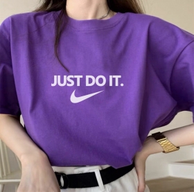 Фиолетовая футболка Nike с лого и надписью "JUST DO IT" 