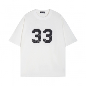 От бренда Chrome Hearts в белом-цвете футболка с цифрой "33" по центру
