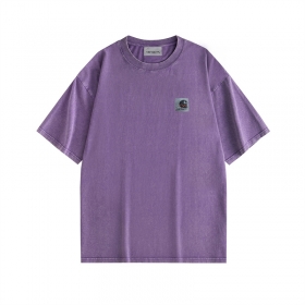 Качественная футболка выполнена в фиолетовом цвете Carhartt