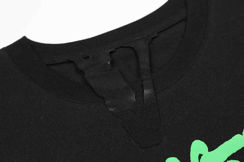 Стильная чёрная футболка с ярким принтом на груди и спине VLONE 