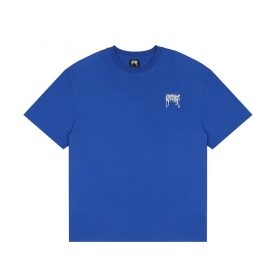 Выполненная в синем цвете Revenge футболка с маленьким лого
