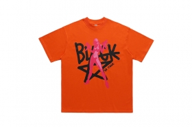 Красная футболка с принтом "BLACK STAR розовая девушка с оружием"