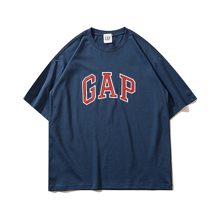 Синяя футболка GAP с красным фирменным принтом спереди