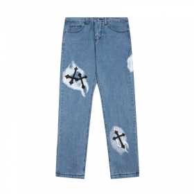 От бренда Gallery Dept джинсы синие с крестами и карманами