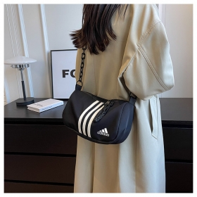 Adidas уникальная модель черной сумки через плечо с цепочкой