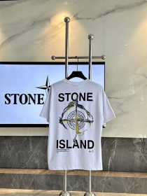 Прочная легкая футболка STONE ISLAND выполнена в белом цвете