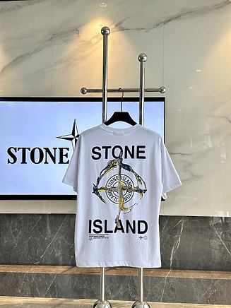 Прочная легкая футболка STONE ISLAND выполнена в белом цвете