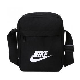 Барсетка Nike чёрная из плотного 100% полиэстера с белым логотипом 