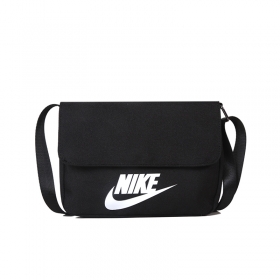 Чёрная сумка с белым фирменным логотипом бренда Nike 