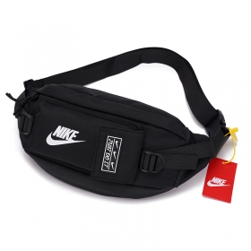 Чёрная стильная поясная сумка с фирменным логотипом Nike