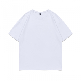 Стильная повседневная футболка UT&UT выполнена в белом цвете