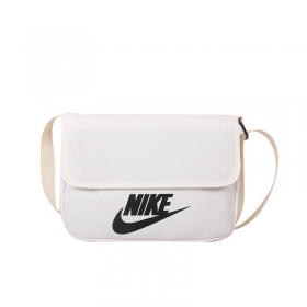 Белая женская сумка через плечо Nike на магнитных кнопках