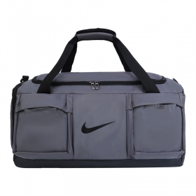 Вместительная серая спортивная сумка Nike для походов и спорта