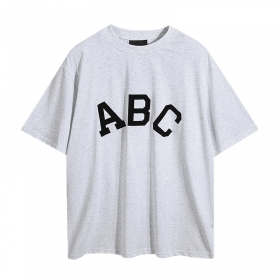 Трендовая светло-серая футболка FEAR OF GOD с буквами "ABC" и цифрой 7