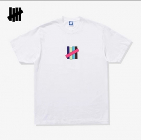 Качественная белого цвета футболка от бренда Undefeated