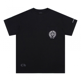 Чёрная с лого Chrome Hearts на рукавах, спереди и сзади футболка.