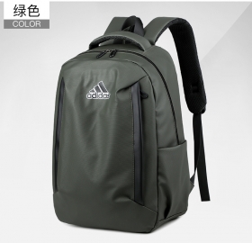 Вместительный и практичный рюкзак фирмы Adidas зелёного цвета