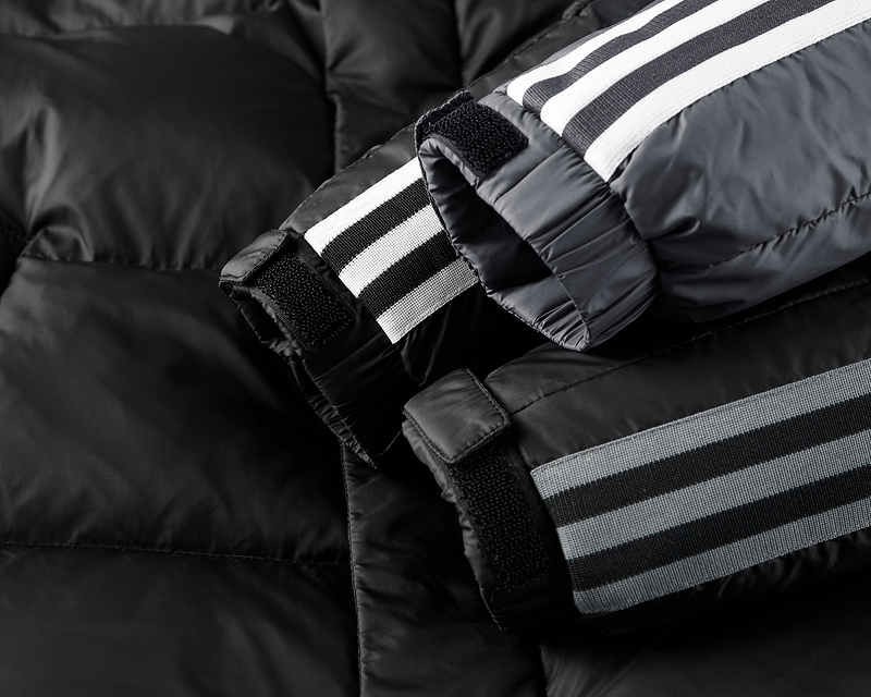 Объёмный серый пуховик с логотипом Adidas на груди и манжетами