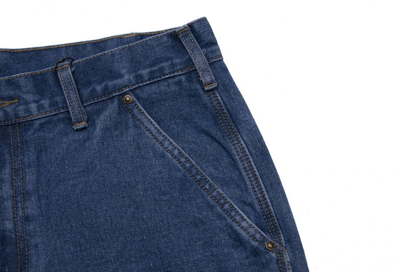 Синие джинсы Carhartt с карманами и брендовым лого