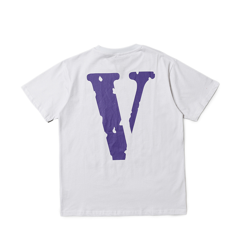 Белая футболка VLONE с фиолетовым логотипом и принтом