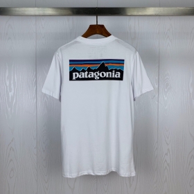 Белая футболка Patagonia c карманом на груди и принтом на спине