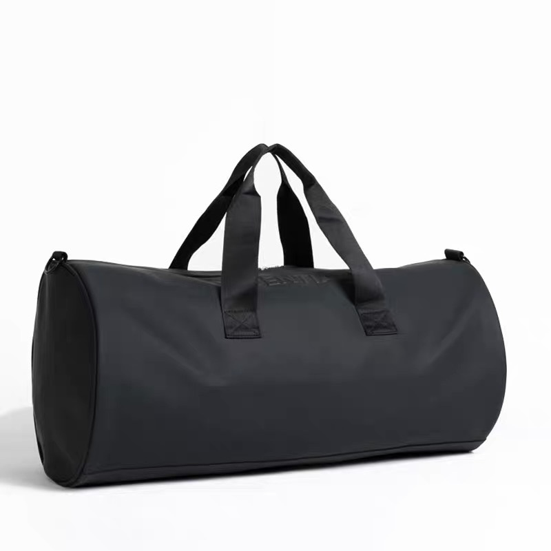Дорожная спортивная сумка Essentials чёрная водонепроницаемая