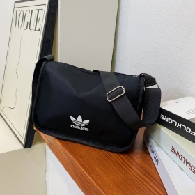 Кросс-боди чёрная через плечо сумка Adidas с регулирующим ремешком