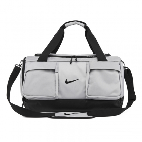 Серая спортивная сумка Nike с отстёгивающим плечевым ремнём  