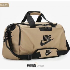 Запоминающаяся спортивная сумка Nike в бежевом цвете