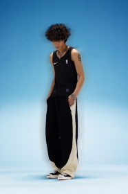 Модель унисекс VAMTAC штаны выполнены в черном цвете с вставками