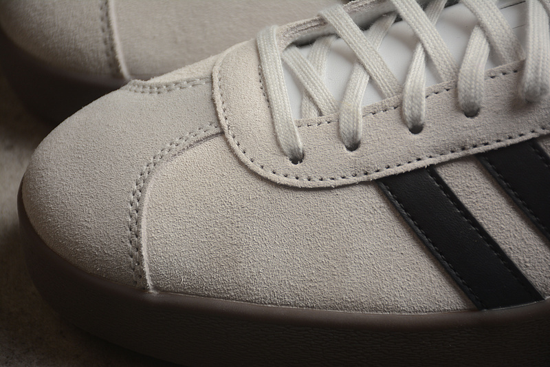 Замшевые низкие кроссовки Adidas Samba с тёмной подошвой светло-серые