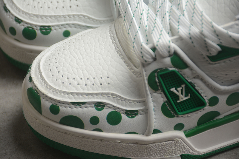 От бренда Louis Vuitton белыми с зеленой подошвой кроссовки унисекс